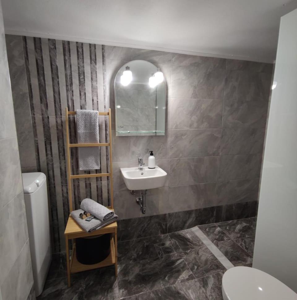 Cozy - Sleeps 2 * Rhodes City